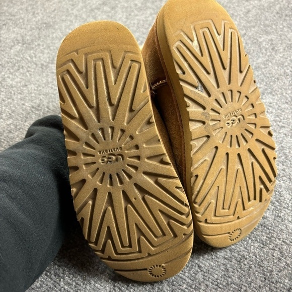 UGG Women’s Tan Bailey Ankle boot w/button Sheepskin size: 5 - Picture 8 of 11